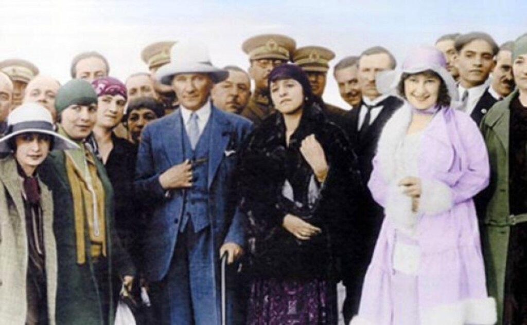 CUMHURİYET VE KADIN KAHRAMANLAR